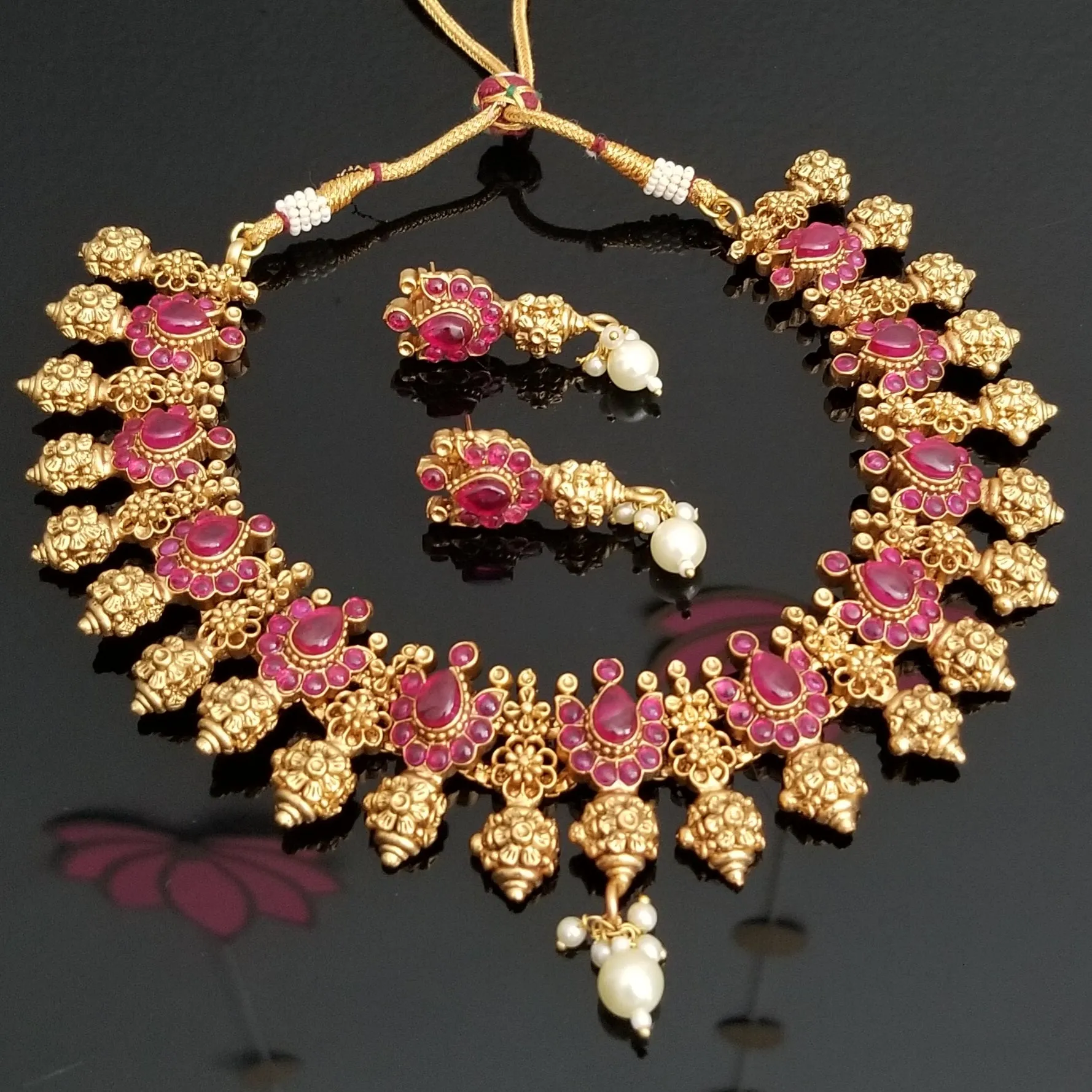 Antique Classic Necklace With Matte Gold Plating 7108