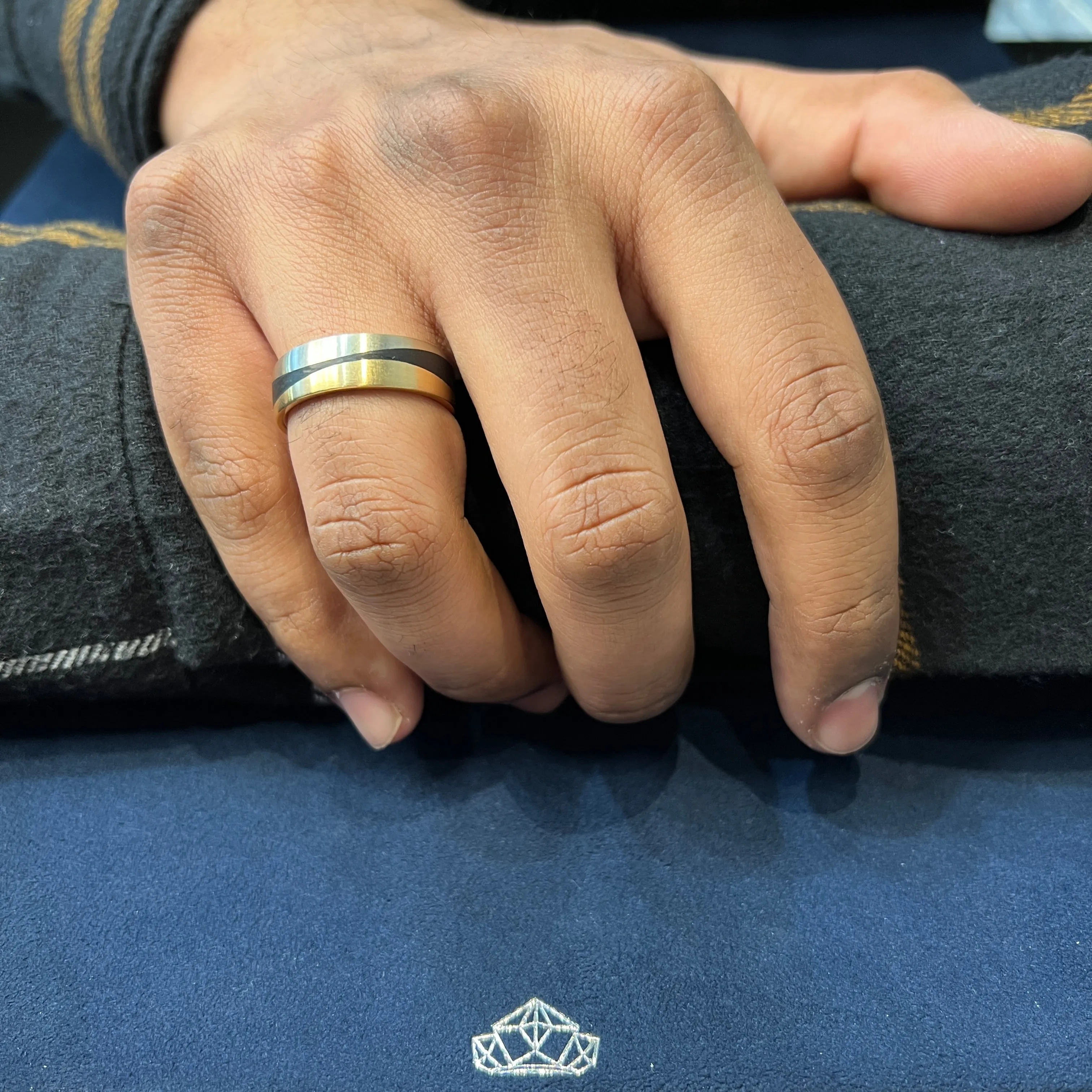 Bleu Royale (7mm) 14K Yellow and White Gold with Carbon Fiber Mens Band