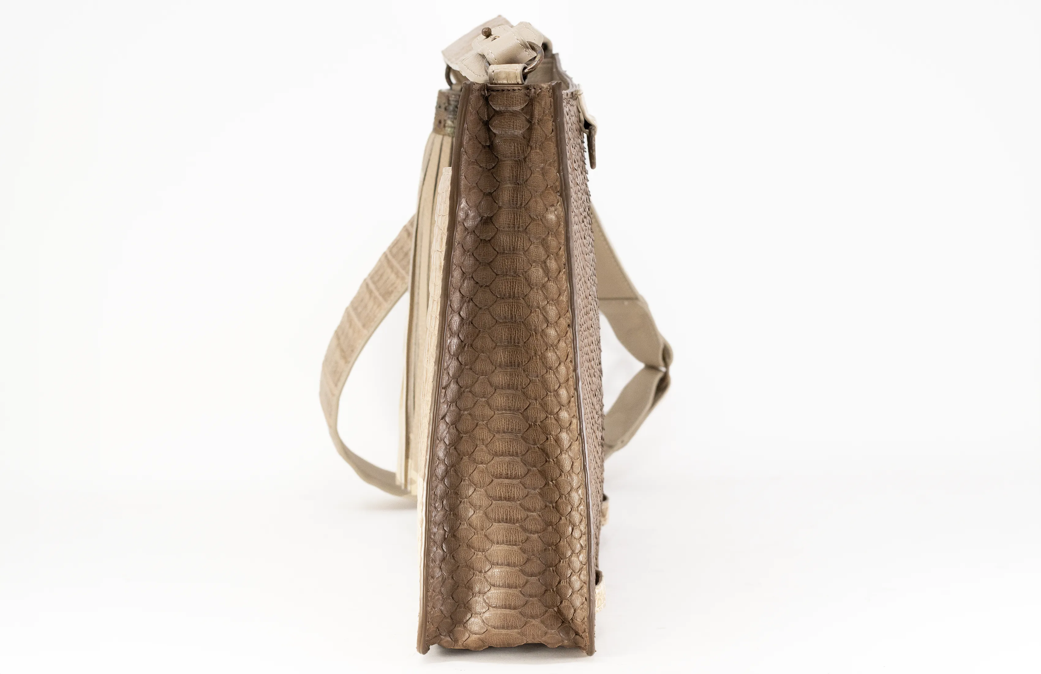 CROSSBODY SADDLE IN TAUPE CAIMAN