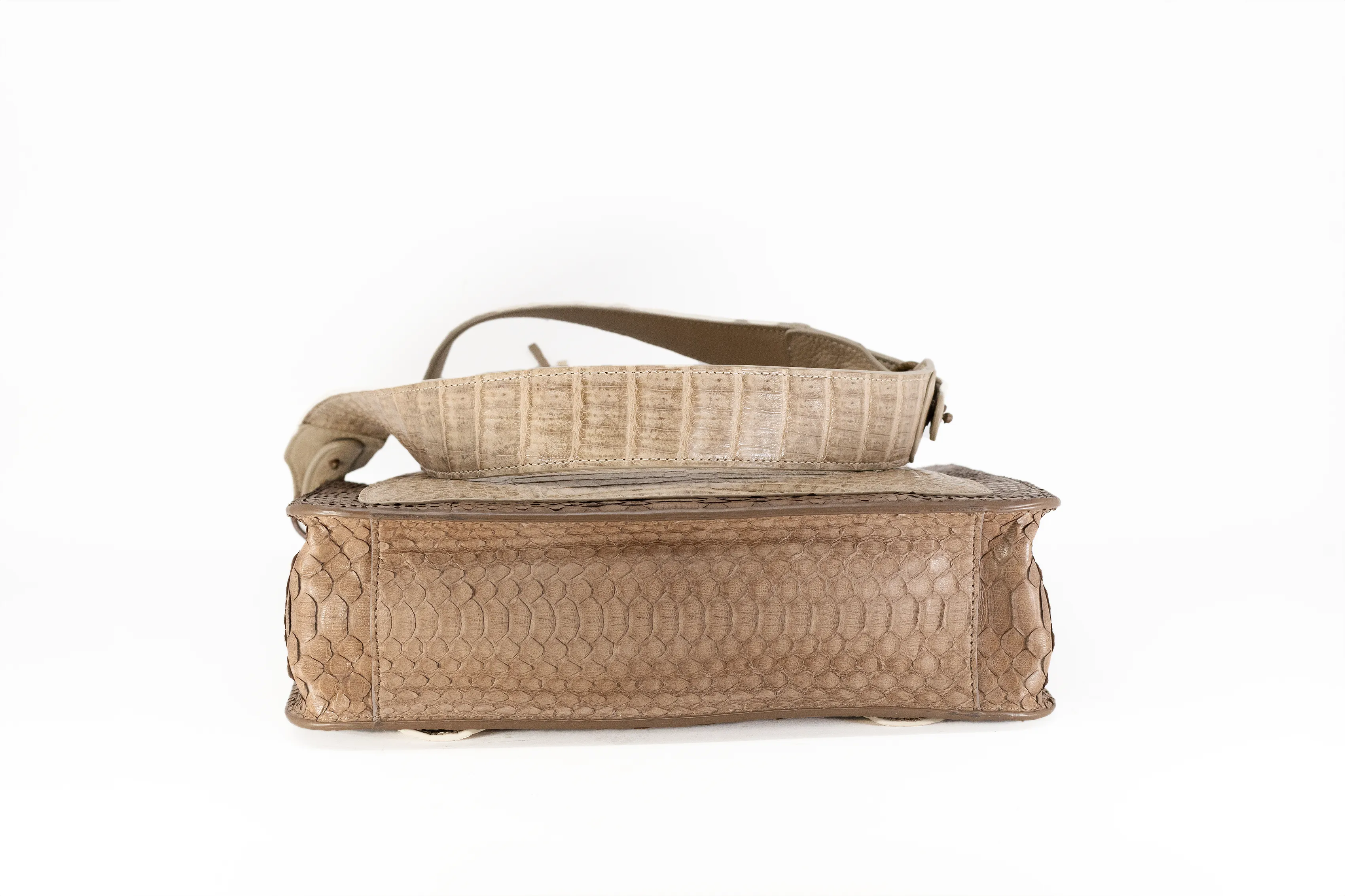 CROSSBODY SADDLE IN TAUPE CAIMAN