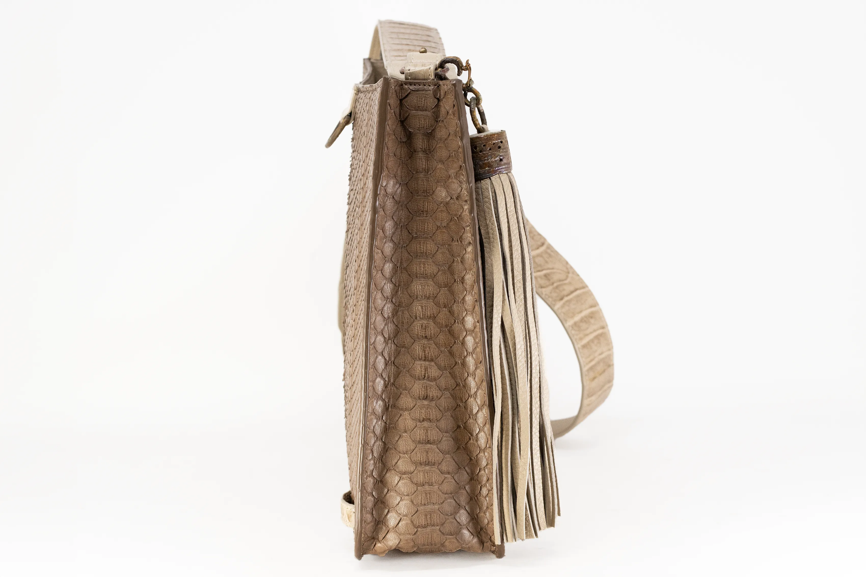 CROSSBODY SADDLE IN TAUPE CAIMAN