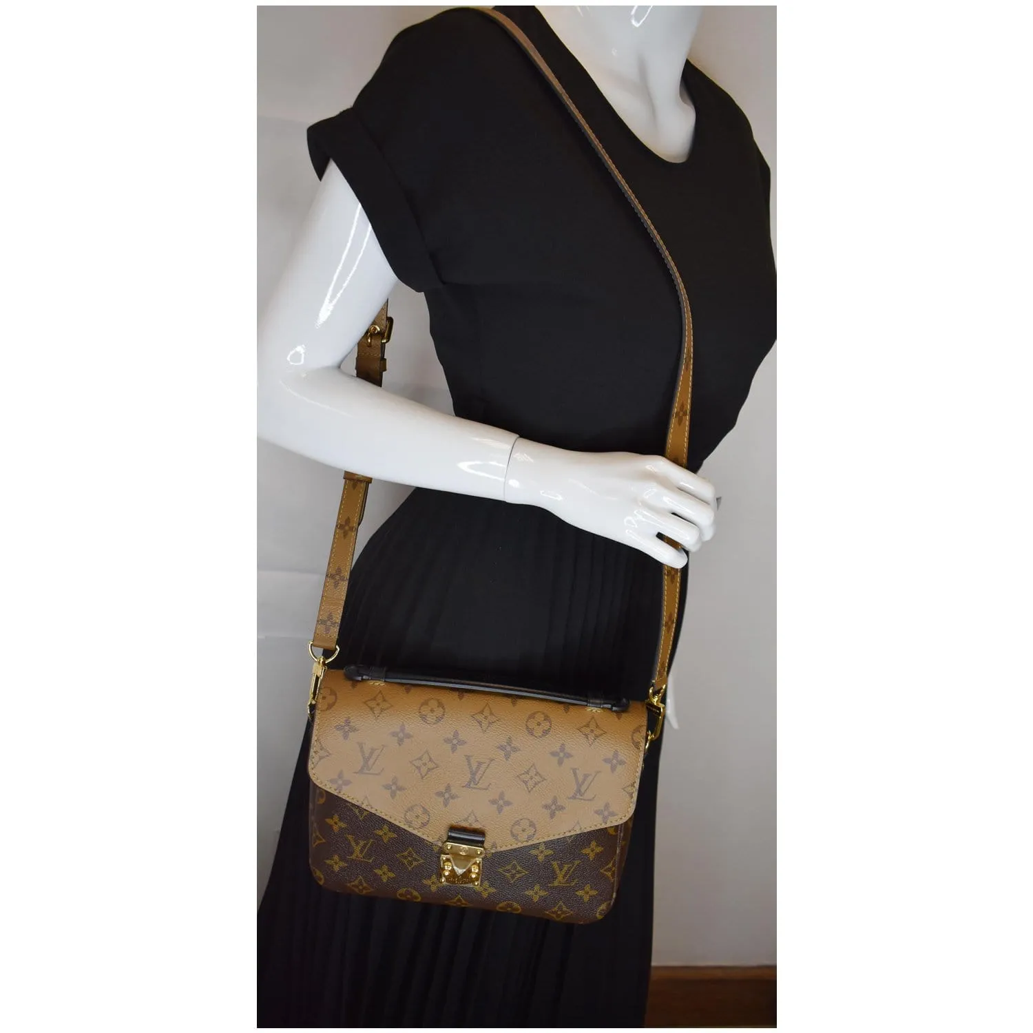 LOUIS VUITTON Metis Pochette Reverse Monogram Canvas Crossbody Bag Brown