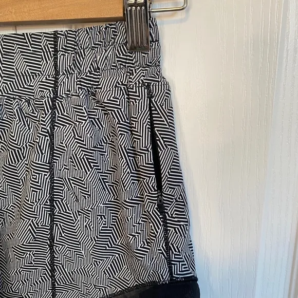Lululemon Hotty Hot shorts size 6 Tall black white 2020 Seawheeze