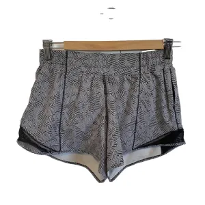 Lululemon Hotty Hot shorts size 6 Tall black white 2020 Seawheeze