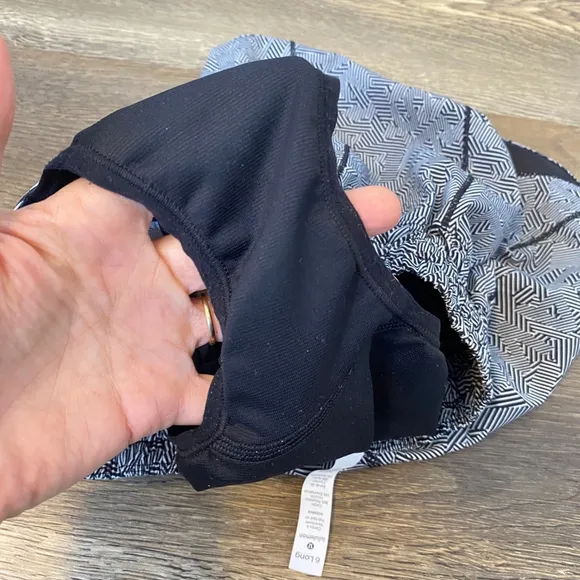 Lululemon Hotty Hot shorts size 6 Tall black white 2020 Seawheeze