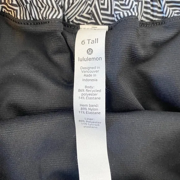 Lululemon Hotty Hot shorts size 6 Tall black white 2020 Seawheeze