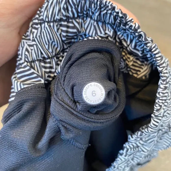 Lululemon Hotty Hot shorts size 6 Tall black white 2020 Seawheeze