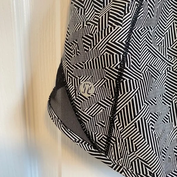 Lululemon Hotty Hot shorts size 6 Tall black white 2020 Seawheeze