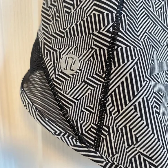 Lululemon Hotty Hot shorts size 6 Tall black white 2020 Seawheeze
