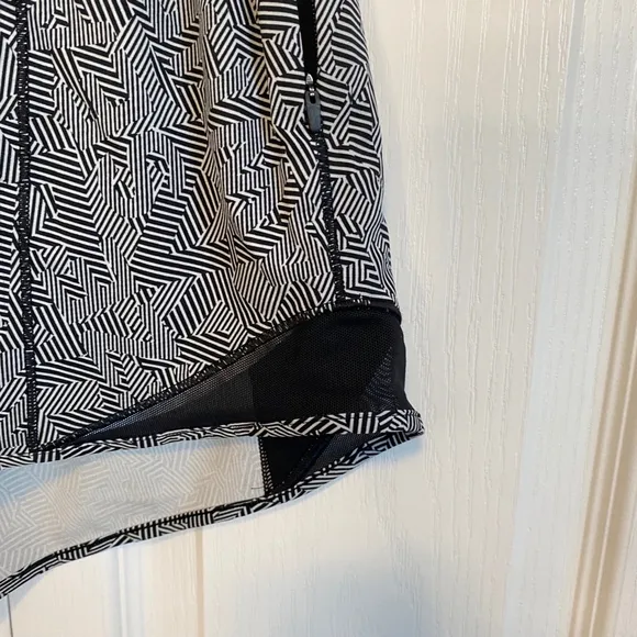 Lululemon Hotty Hot shorts size 6 Tall black white 2020 Seawheeze