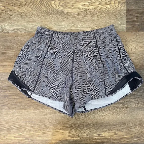 Lululemon Hotty Hot shorts size 6 Tall black white 2020 Seawheeze