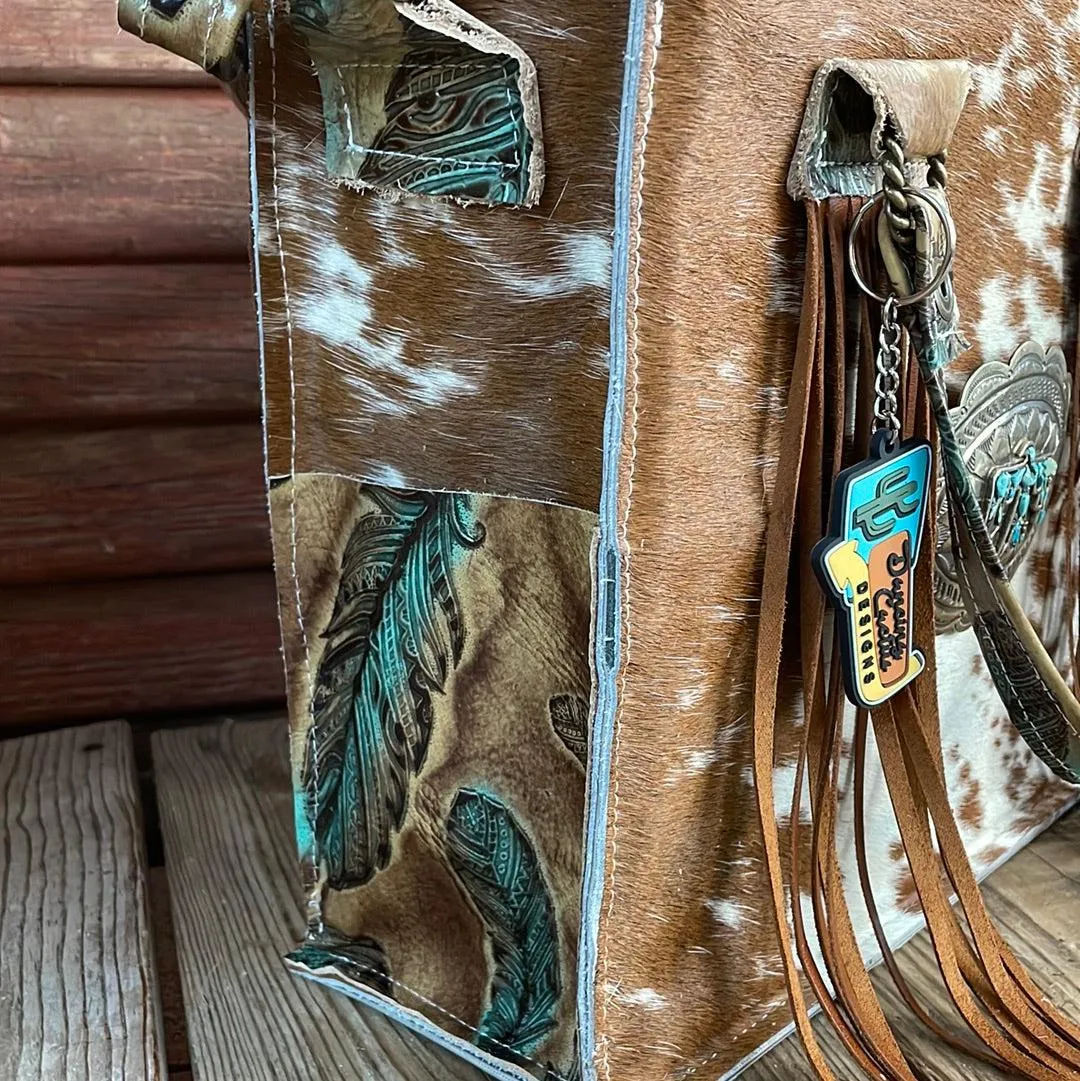 Minnie Pearl - Longhorn w/ Sepia Feathers w/ Concho