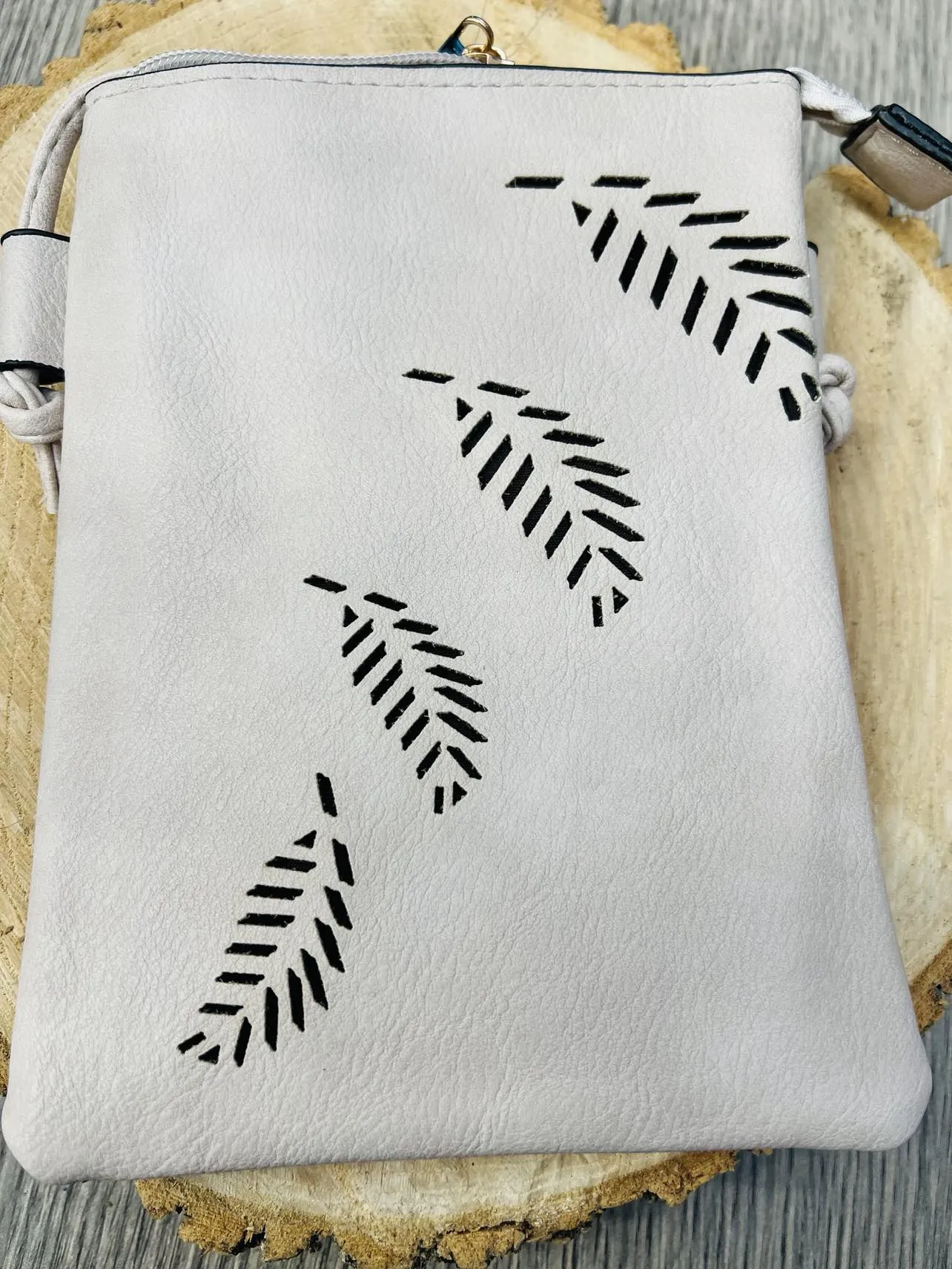 New Ecosse Design Crossbody leather purse in Ivory leaf! Rear pocket to hold your Phone! Great Quality!