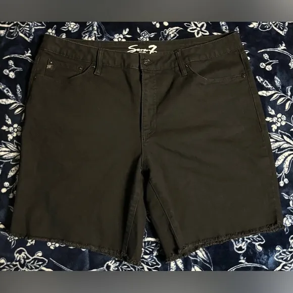 NWOT! Seven7 Raw Hem Weekend Short