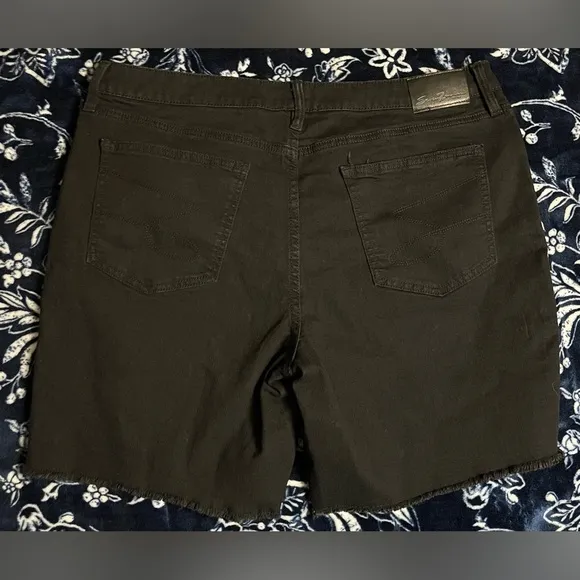 NWOT! Seven7 Raw Hem Weekend Short