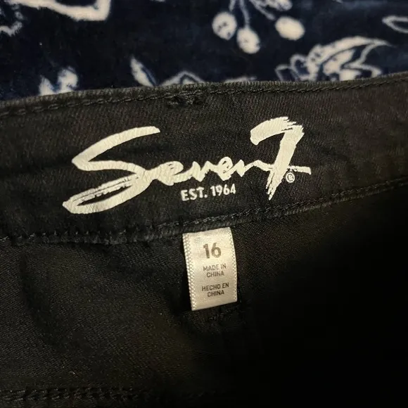 NWOT! Seven7 Raw Hem Weekend Short